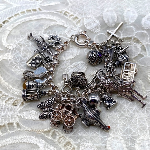 Vintage sterling silver, chunky and heavy charm bracelet 8 inches in length π - Picture 3 of 10